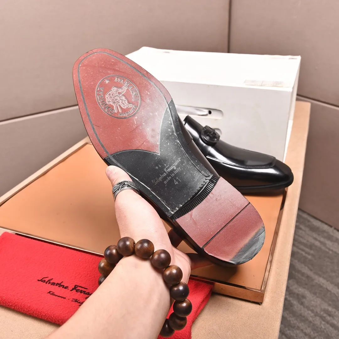 Men's shoes 💰540📛📛 (water-dyed cow lining) Salvatore Ferragamo high-end (Salvatore Ferragamo) is the world's top luxury footwear brand, coming from the fashion kingdom of Italy. It is famous all over the world for its traditional handmade design and novel styles... 🚶🏻🚶🏻New suit shoes are available simultaneously at the counter. This model is made of pure handmade imported Italian calfskin ➕soft water-dyed cowhide lining Original authentic outsole🌀🌀Size: 38➖44.